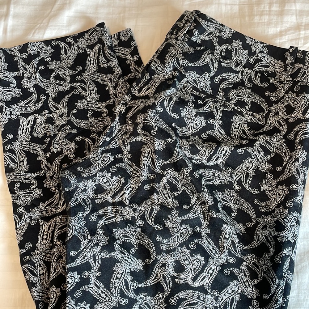Woman’s limited straight leg pant. Size 6. Black paisley.